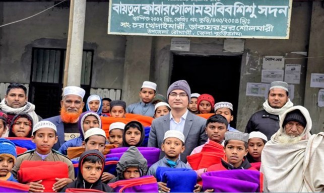 কুড়িগ্রামের রৌমারীতে প্রশাসনের উদ্যোগে শিক্ষার্থীদের মাঝে শীত বস্ত্র বিতরণ